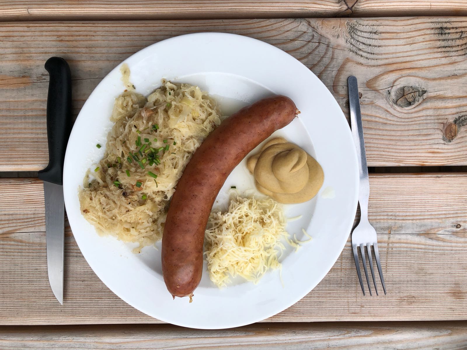 Bratwurst mit Sauerkraut, Kren und Senf