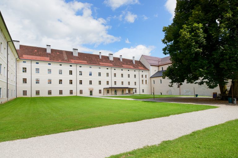 JUFA Hotel Stift Gurk im Sommer