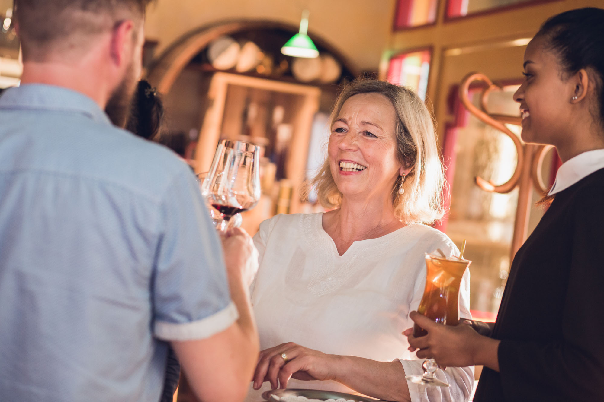 Freunde prosten sich zu