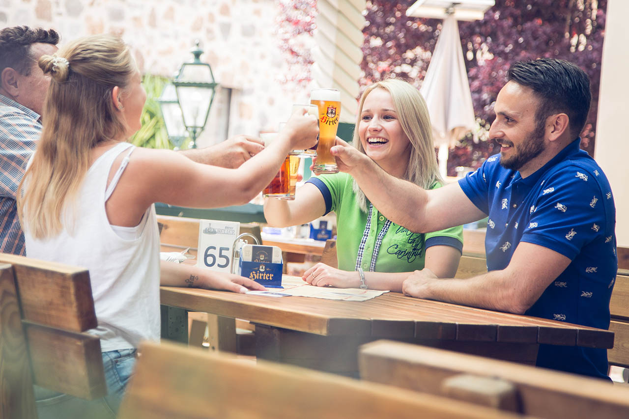 Menschen trinken Hirter Bier Brauerei Hirt Menschen trinken