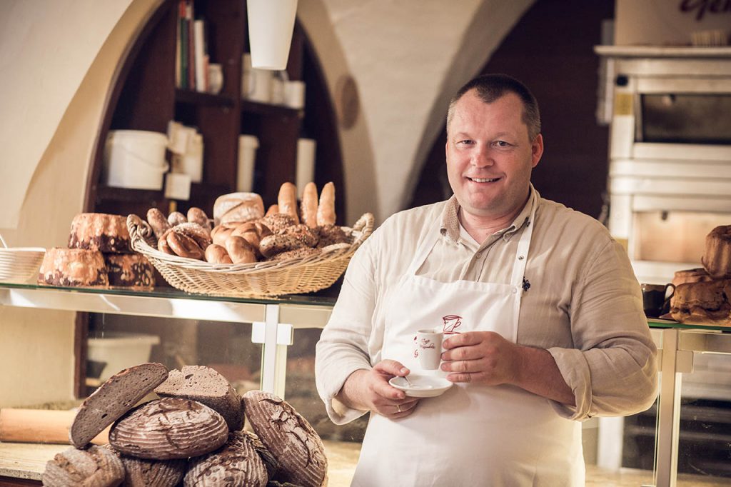 Brotbacken und Kaffee trinken