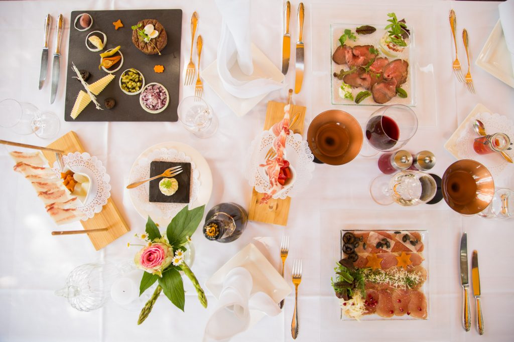 festlich gedeckter Tisch