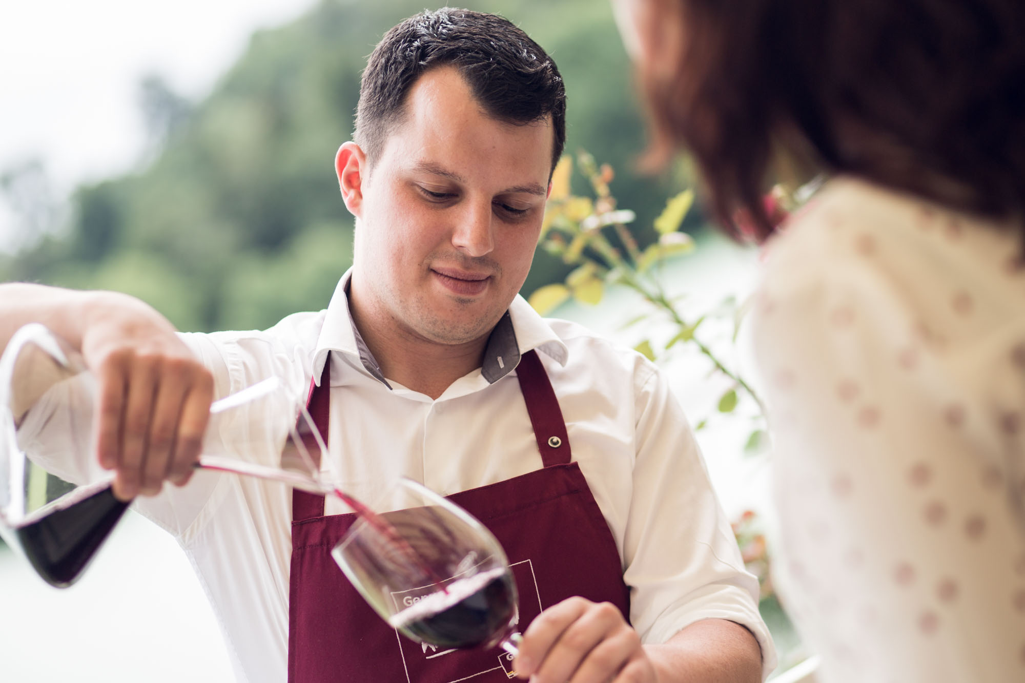 Maltschacher Seewirt - Rotwein wird ausgeschenkt