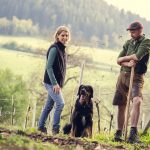 Paar mit Hund am Weinhang