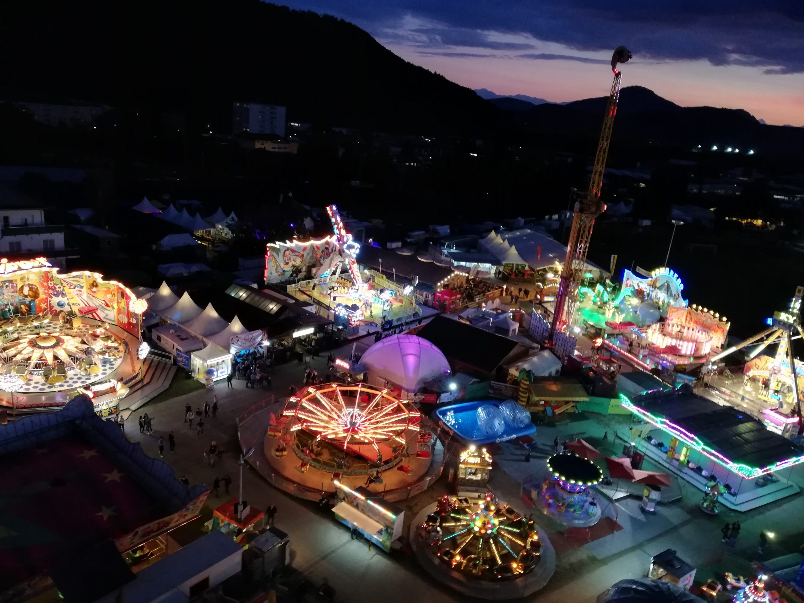 Wiesenmarkt bei Nacht
