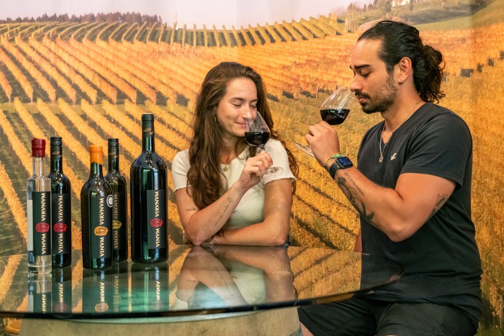 Vinum Virunum - Paar trinkt Rotwein