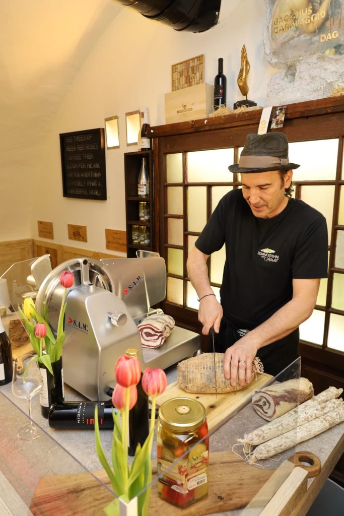 Zommstehn am Mårkt - Brot schneiden