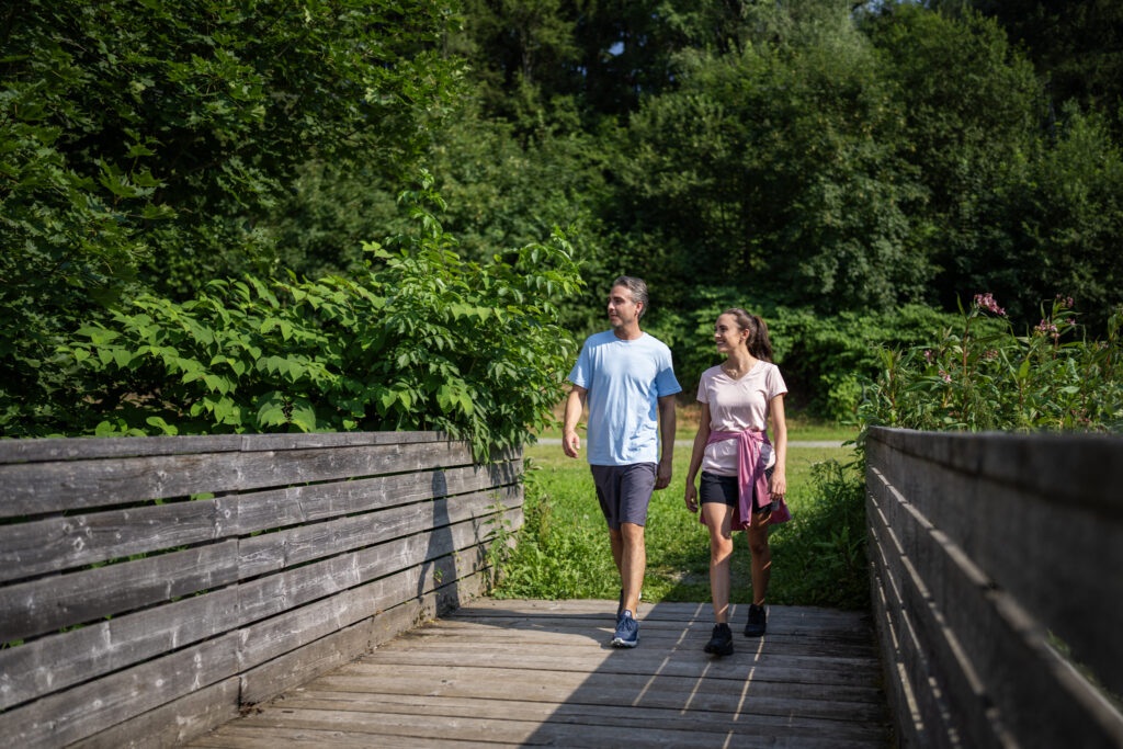 Pärchen spaziert beim Urbansee Pärchen spaziert beim Urbansee