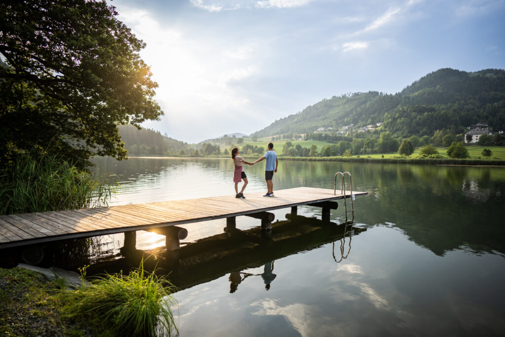 Mann und Frau auf einem Steg am Urbansee Mann und Frau auf einem Steg am Urbansee