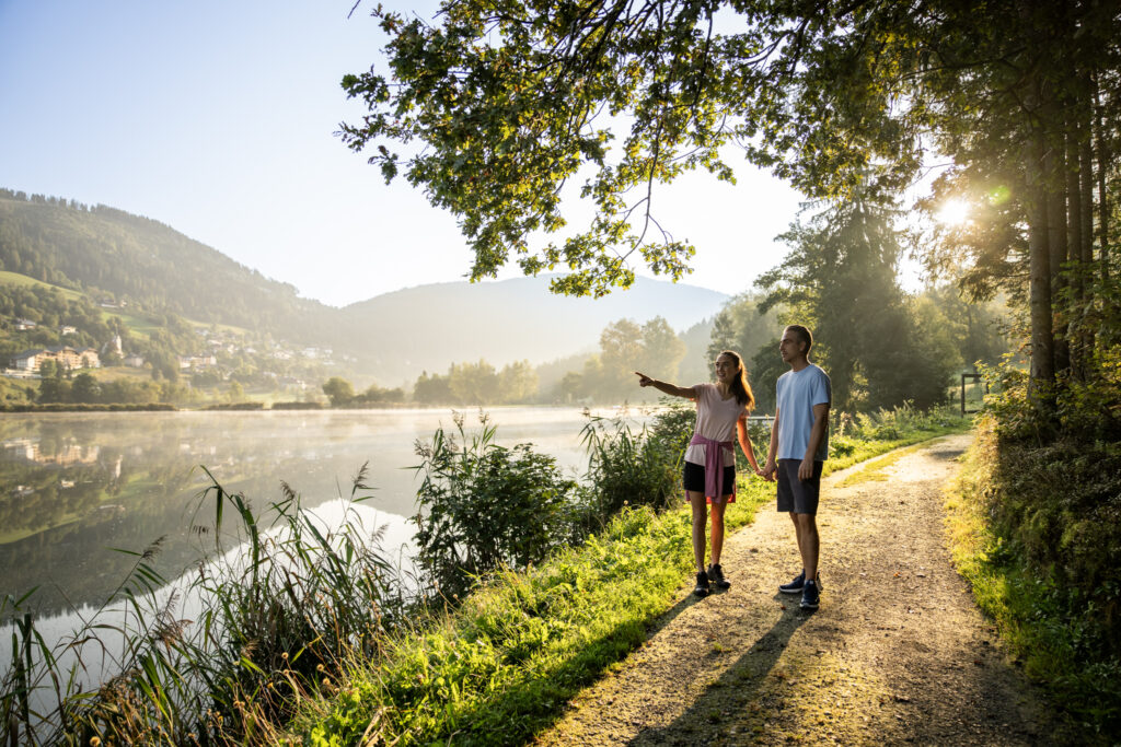 Pärchen steht am Ufer vom Urbansee Pärchen steht am Ufer vom Urbansee