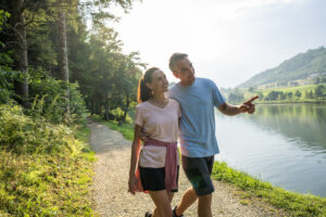 Pärchen spaziert im Urlaub in Kärnten am SlowTrail am Urbansee in Mittelkärnten